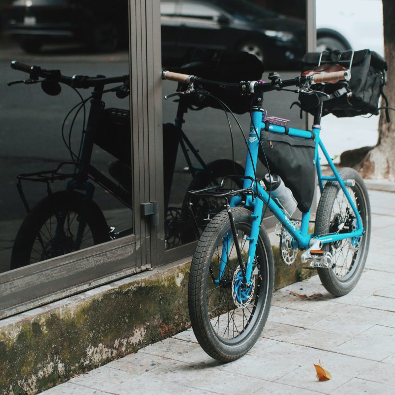 Xe đạp Wolfic Alpha Mini Velo chụp toàn cảnh từ bên hông