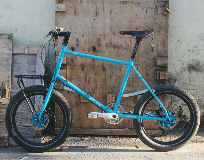 Chi tiết ghi đông và tay điều khiển trên xe Mini Velo Wolfic Alpha